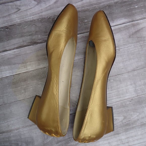 SIZE 7.5. Stuart Weitzman VTG gold /metallic leather shoes. - Picture 12 of 16